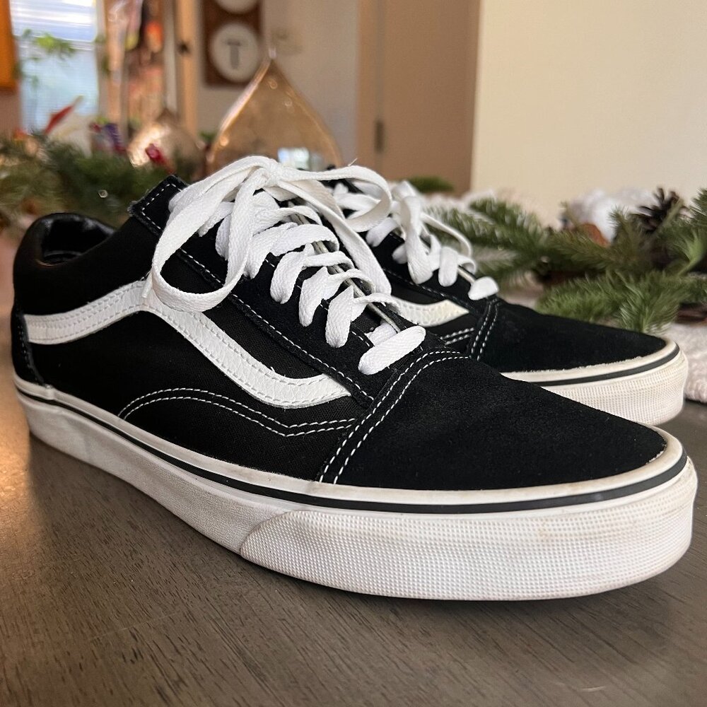VANS Old Skool Black and White Classic Shoes Mens Size 9 Barely Worn Like New!!!